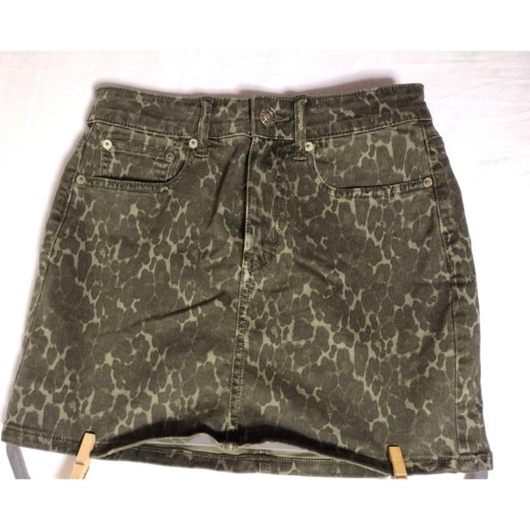 American Eagle Next Level Stretch Green Camo Mini Skirt Size 2‎ - Picture 1 of 4